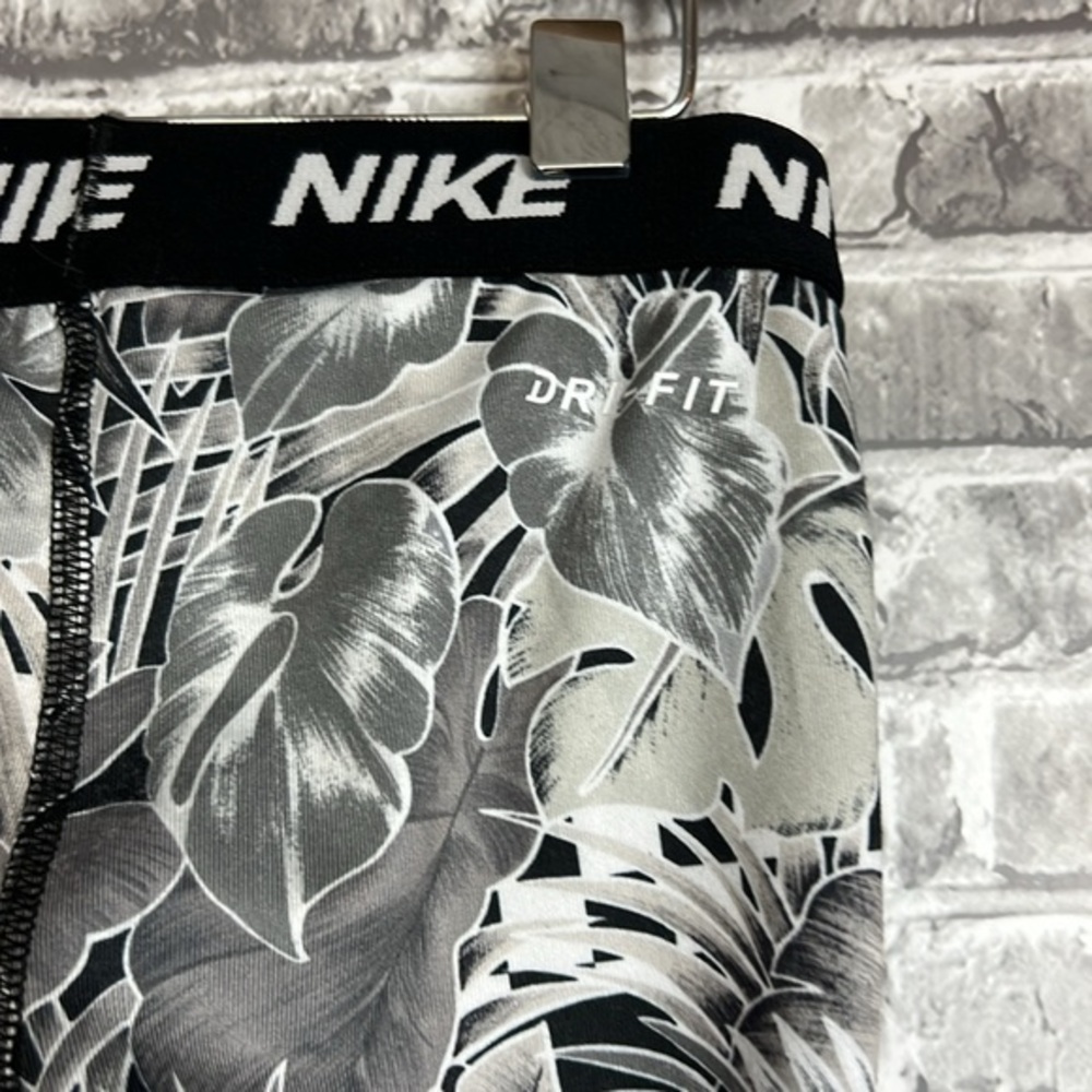 Nike‎ - Picture 6 of 9